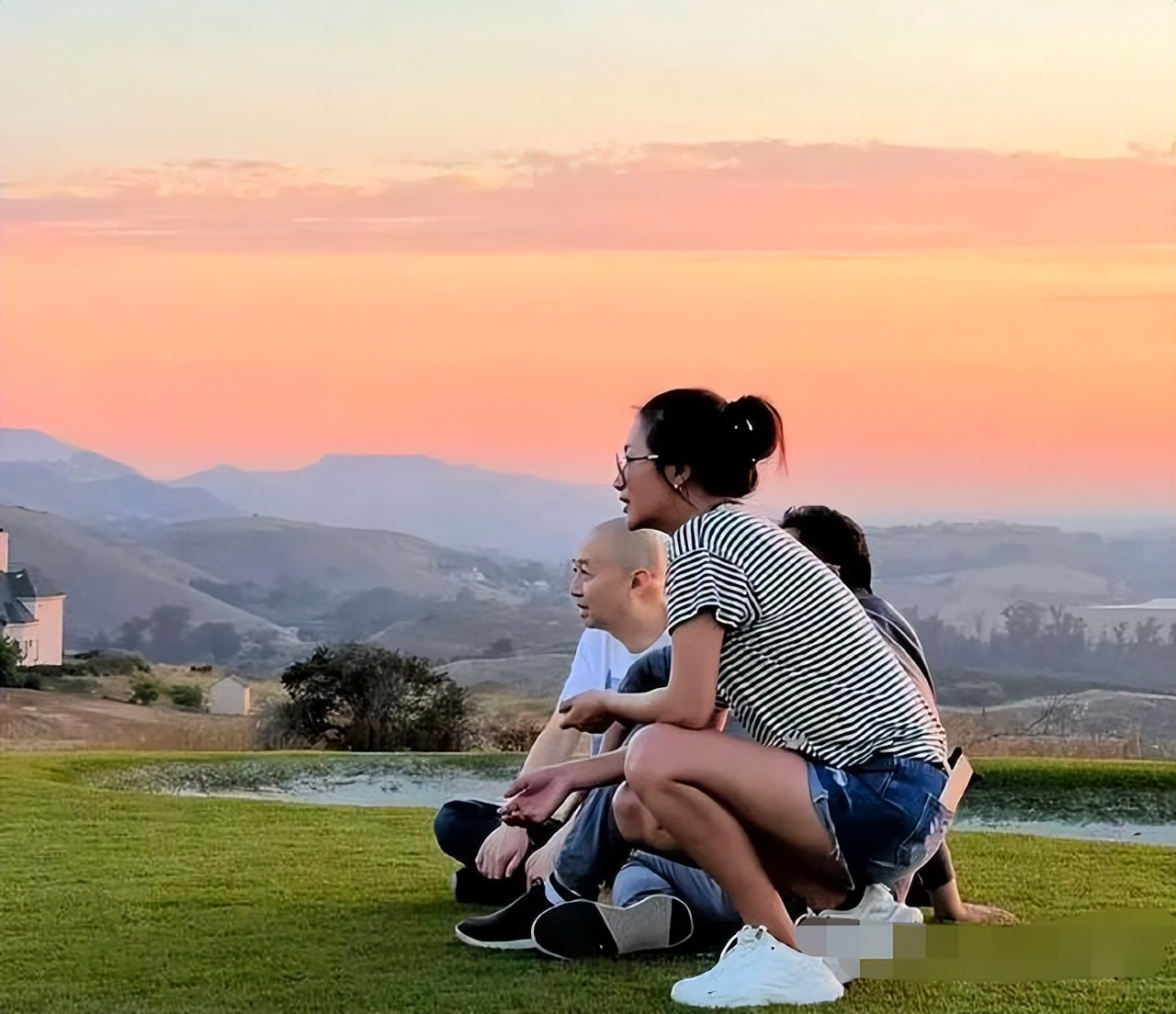 郑爽罕见分享正脸照，四年异乡生活，她身材消瘦发量堪忧财务告急