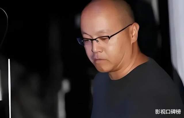 55岁窦唯已迁居阿那亚多年,骑电动车,买菜砍价,生活过得惬意