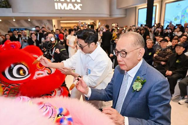 杨受成太古里剪彩,张艺谋和冯小刚陪同,成龙头发白了,葛优帅气