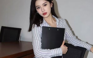 中专学历女生毕业几年后竟然平步青云成了最年轻的女县长，她究竟有什么过人之处