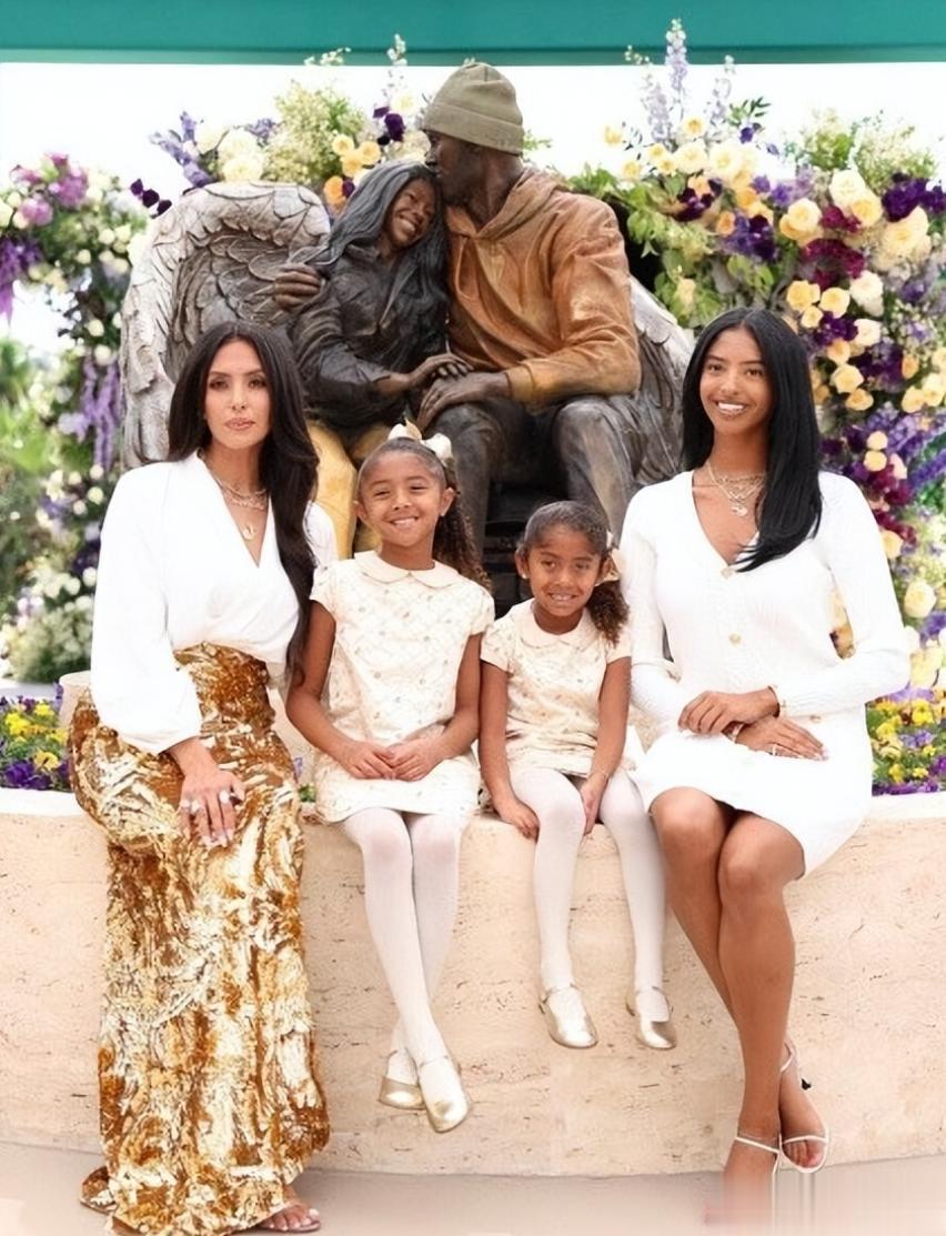 43岁瓦妮莎晒全家福！减重60斤依旧美艳没再婚，3个女儿都像科比