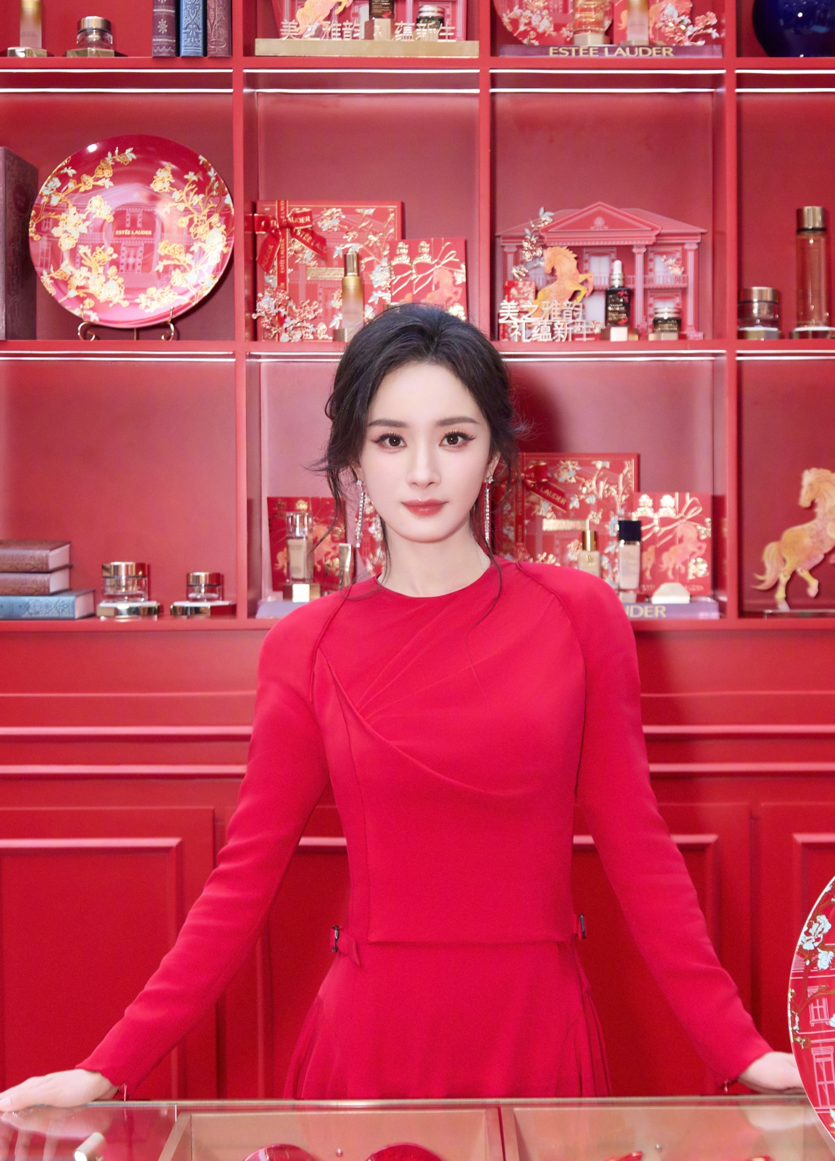 杨幂一身红裙出席品牌活动，太有过年氛围了
