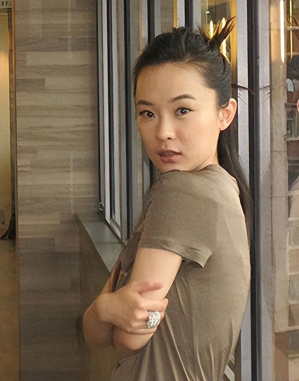 45岁霍思燕跟杜江同框回京，皮草配靴子穿搭老土，五官男相认不出