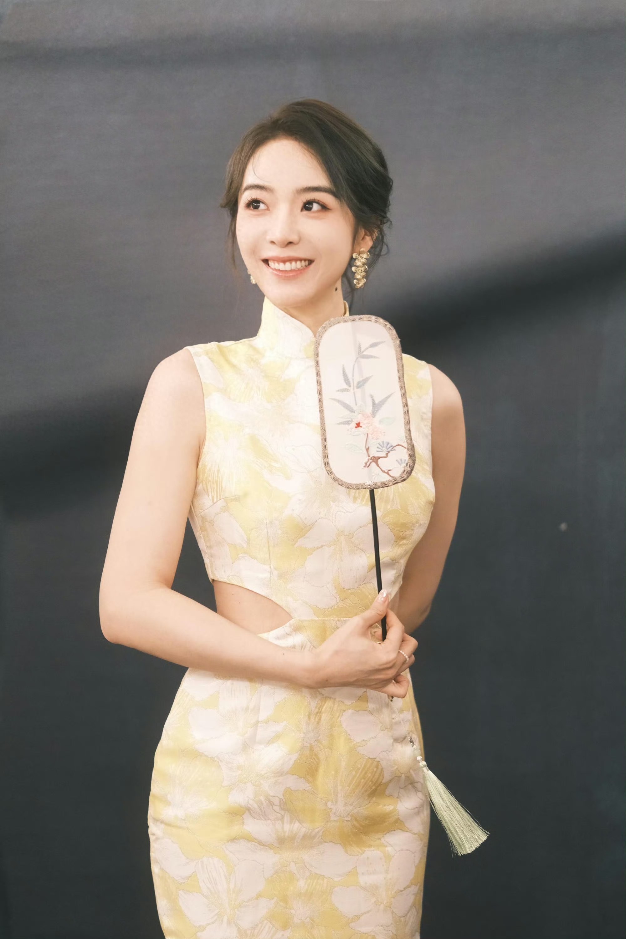 余霜新中式写真里的东方韵致与当代锋芒