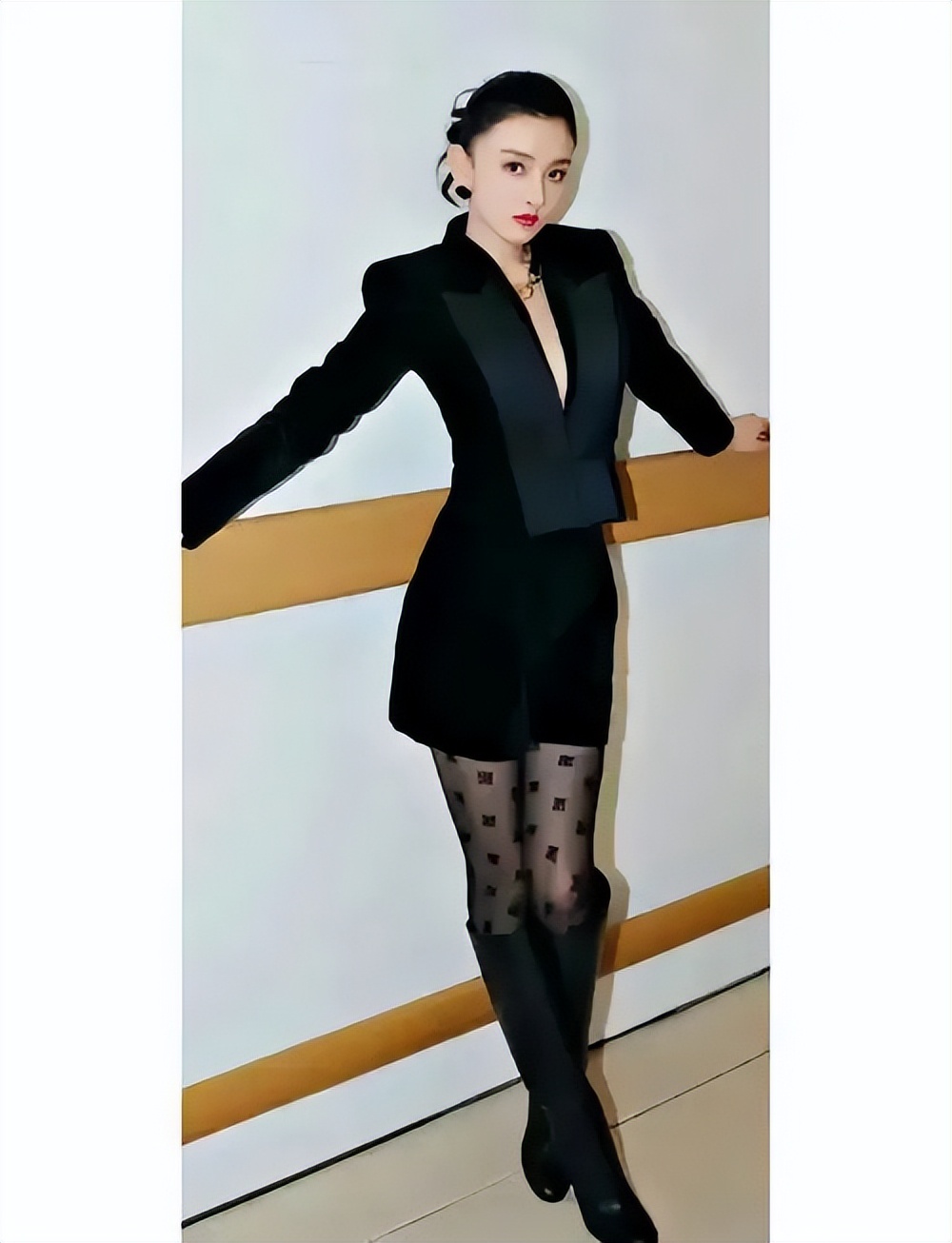 宋祖儿红毯生图：腿型纤细线条优，网友热议 “比我胳膊还细”