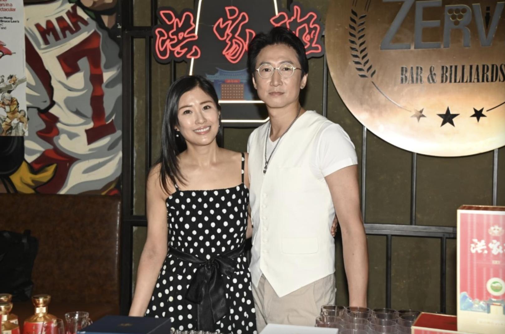 洪金宝长子一家四口移居深圳，住复式豪宅有两层楼，夫妻亲自搬家