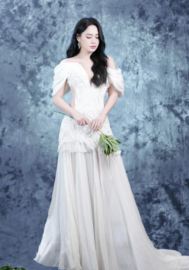 钟欣潼北影节红毯,绿叶白纱裙若隐若现,优雅中带着一丝小性感