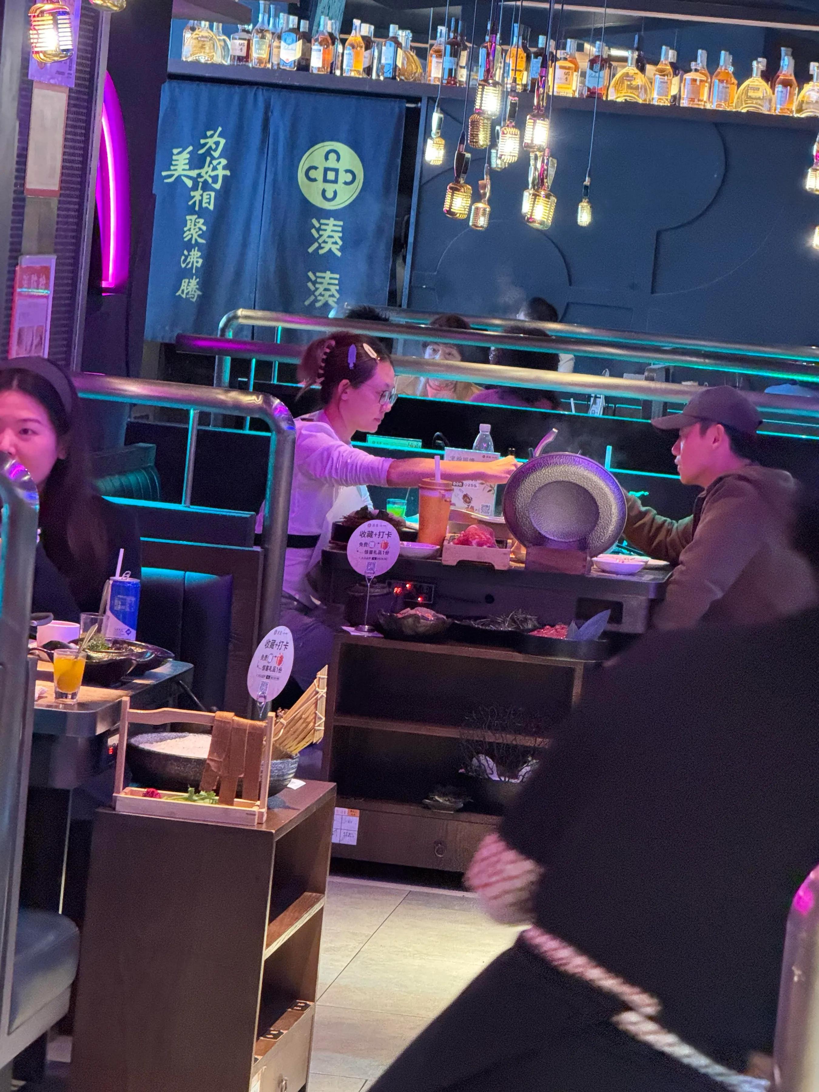 偶遇郑恺夫妇吃火锅，苗苗一身居家打扮接地气，热聊不停感情超好