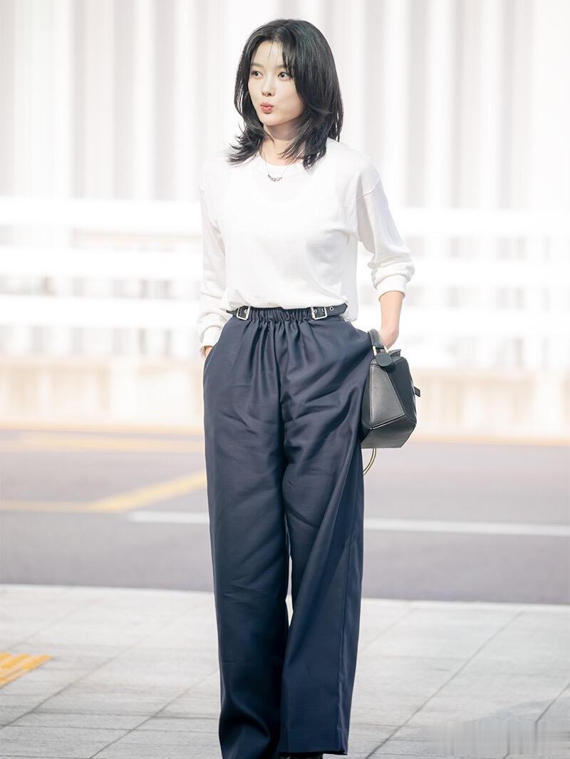 金裕贞出发巴黎女装秀机场路透照，穿白衣黑裤优雅大方气质佳