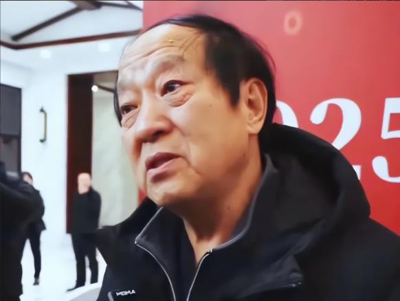 牛群：抛下冯巩后跟妻子也离婚了，如今76岁没积蓄，近况如何？