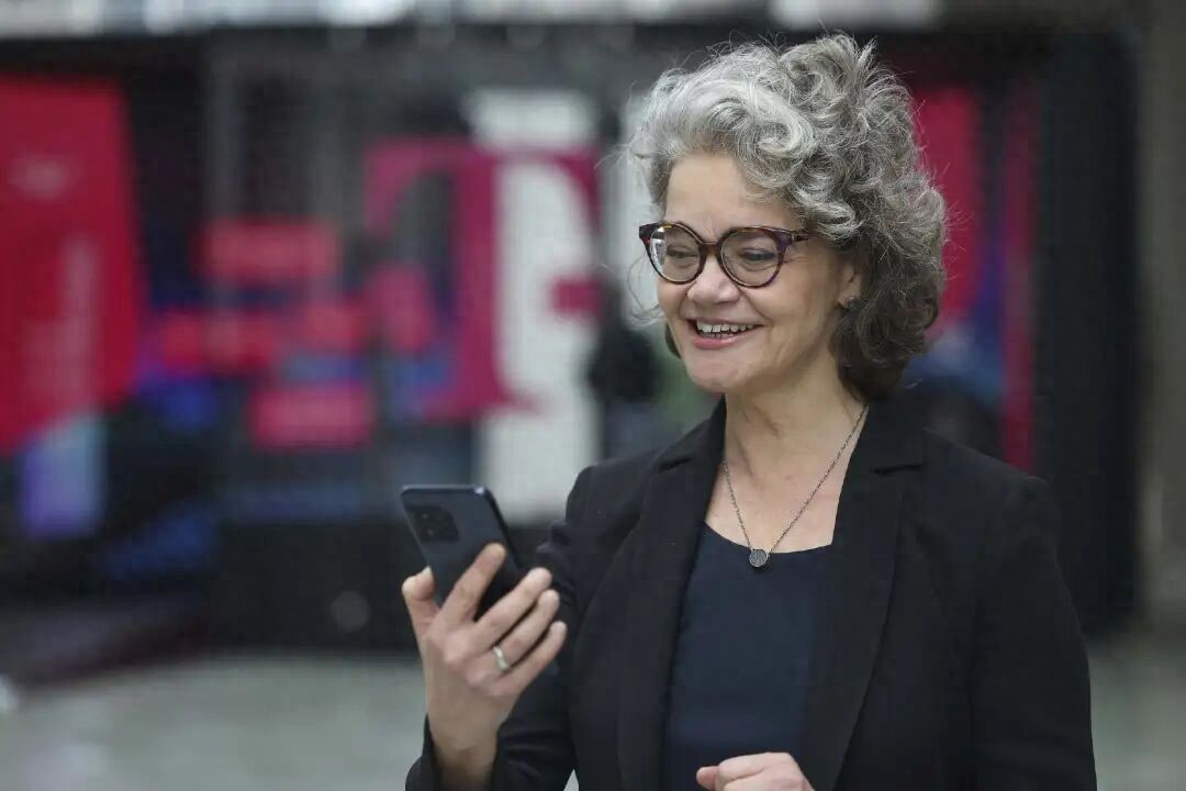 電廠 | 當虛擬戀人“失語”，AI陪伴生意的合規困局