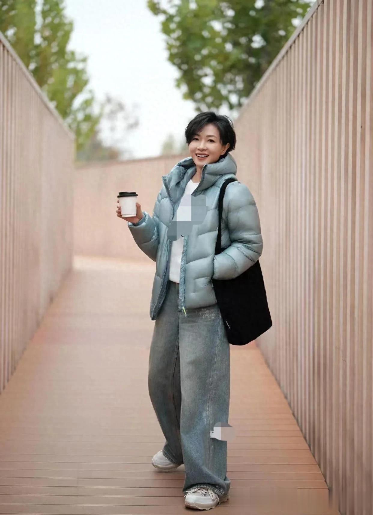 万茜剪了短发真时髦！连帽羽绒服+牛仔裤+小白鞋，休闲又减龄！