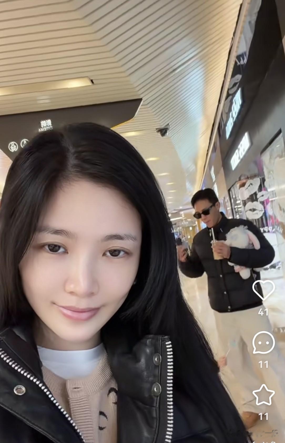 杜淳陪老婆逛菜场很会砍价，王灿当街吃水果不嫌脏！女儿很黏爸爸