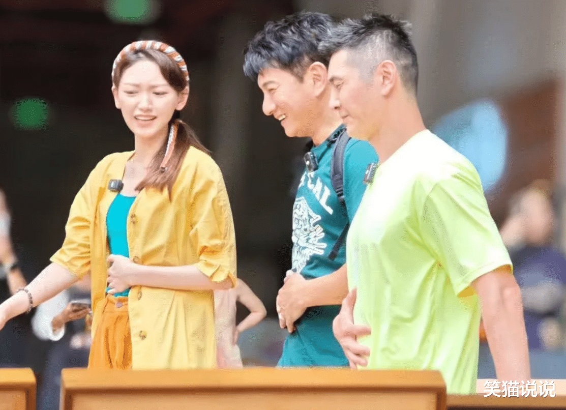 55岁吴奇隆云南大理被偶遇:与友人品尝当地美食,与粉丝打招呼很随和