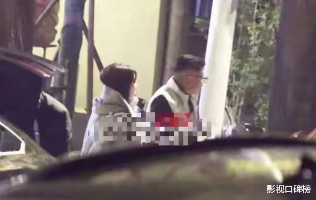 王晓晨和俞灏明爸爸聚餐,两人门口热聊相当熟络,见家长好事将近