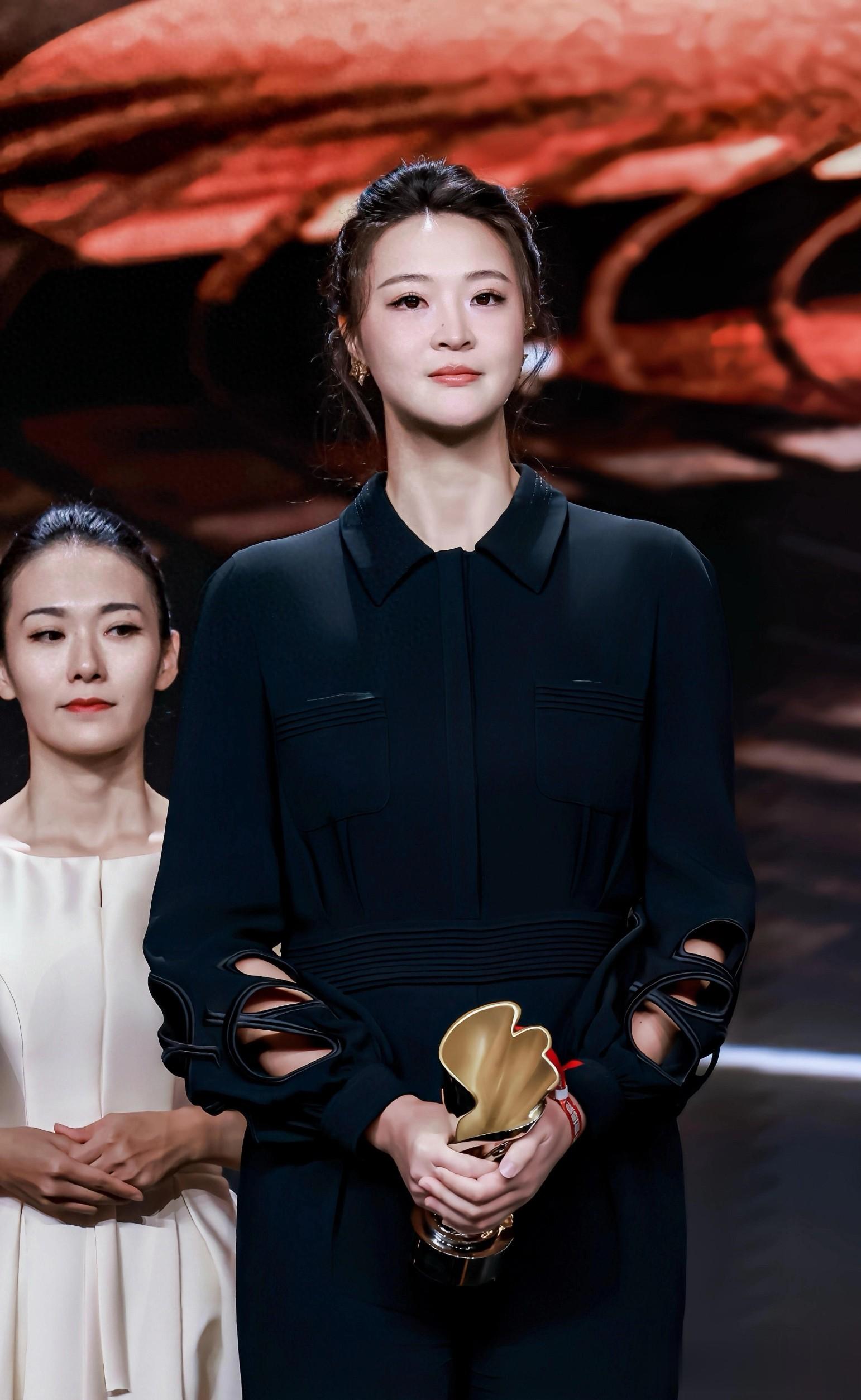 惠若琪出席微博竞燃之夜活动，一身黑色套装穿搭，美得闪闪发光