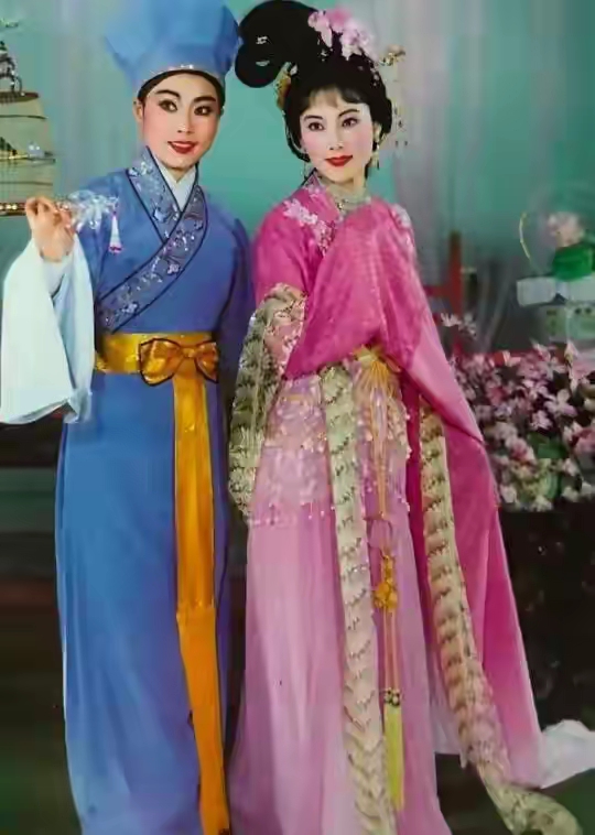 何赛飞跟她爸爸长得简直一模一样，看综艺很喜欢她敢说敢做的性格