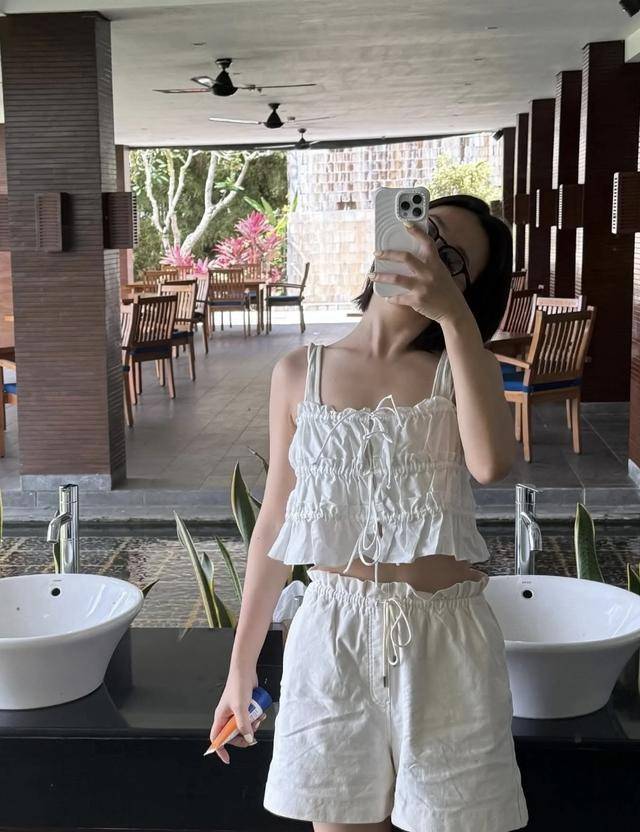 TVB当红花旦外游充电！素颜形象出镜，造型尽显好身材