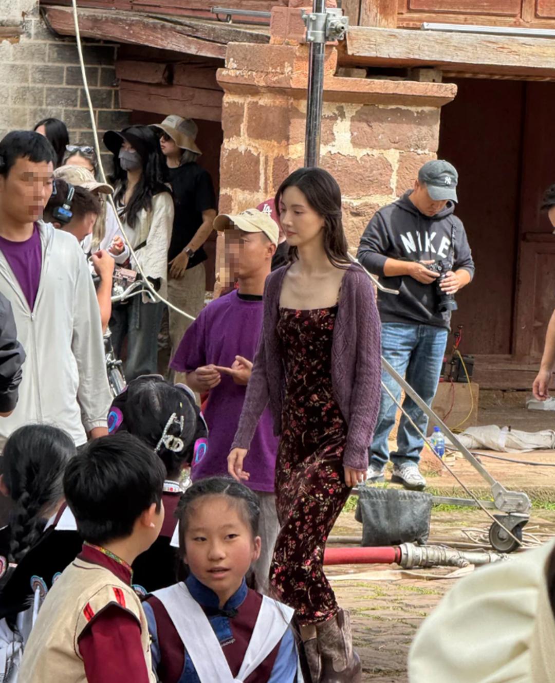 金晨大理被偶遇，171高个皮肤还白到反光，舞蹈生的身材太美了