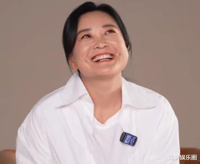 贾玲最近杀疯了！素颜状态，耀眼自信，变的是面相不变的是笑容