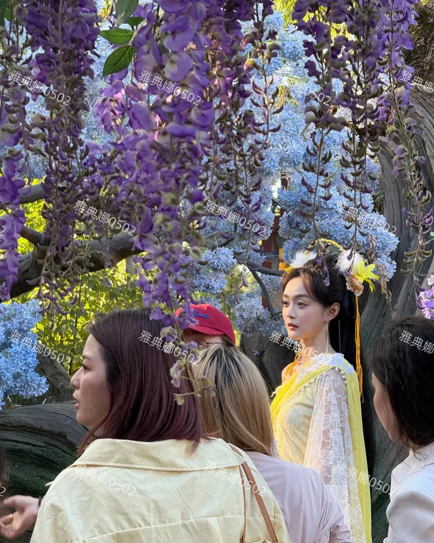 横店偶遇何泓姗她的美貌被低估了,本人很像年轻时的大S又美又灵