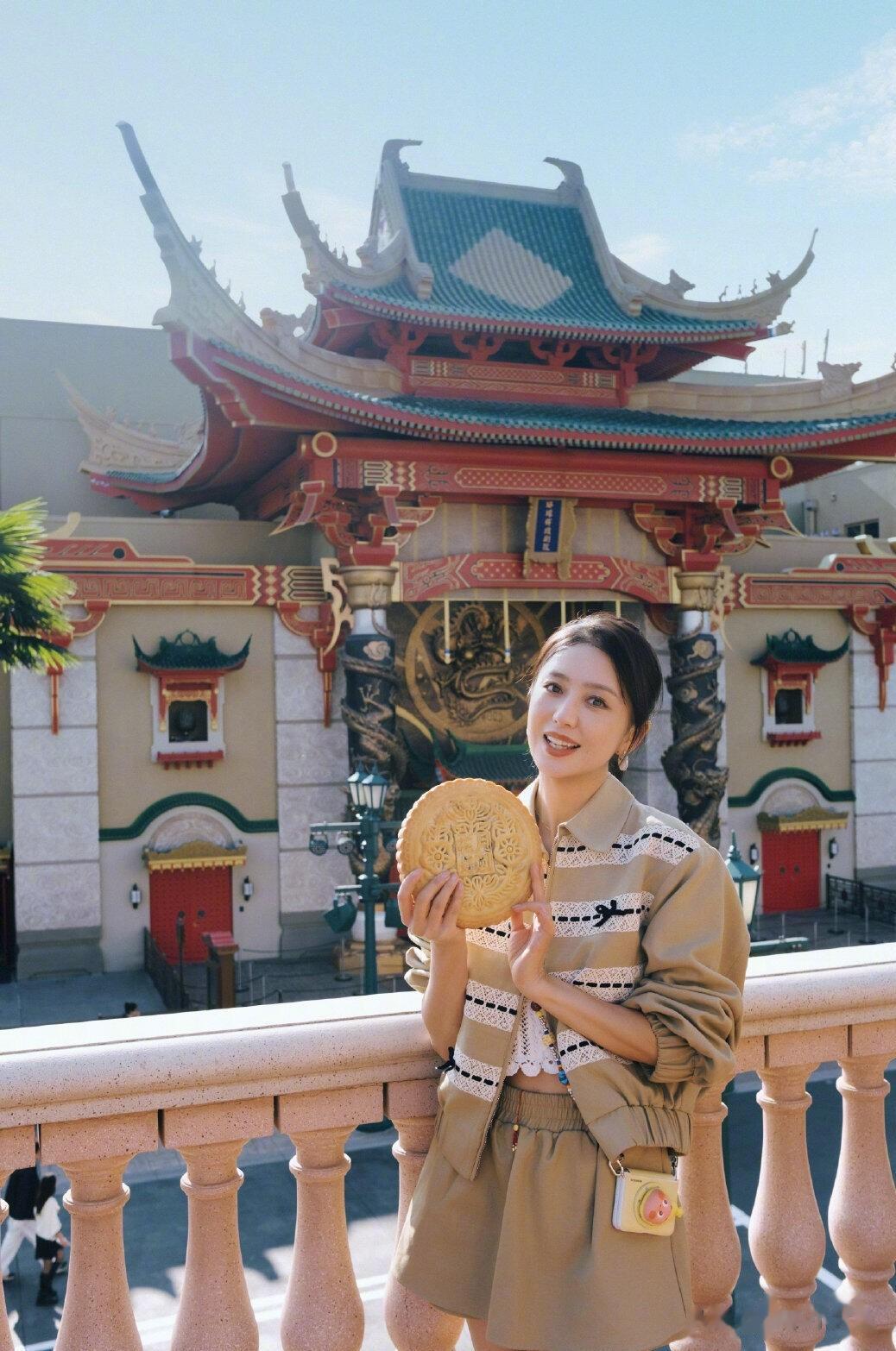 董璇、佟丽娅中秋节带孩子打卡环球影城,网友:四个人过日子多好