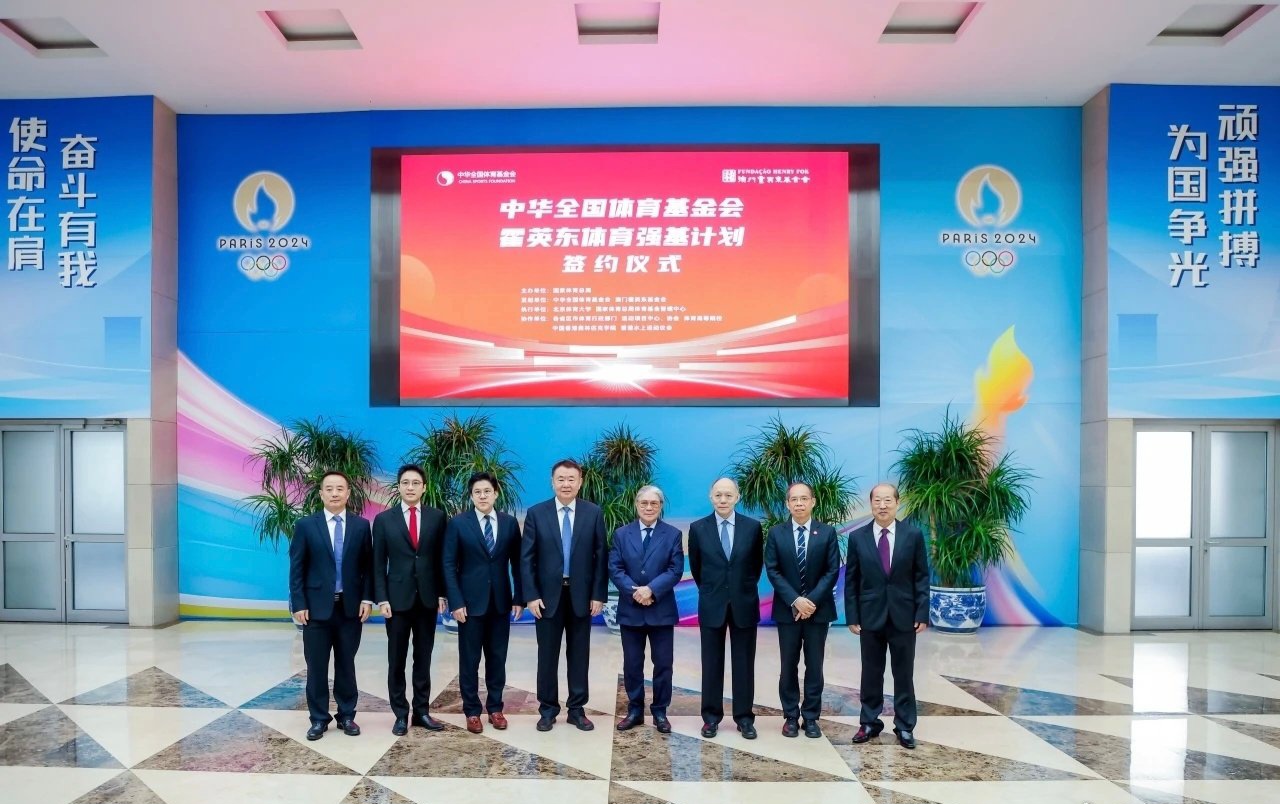 霍启刚穿黑色中山装观礼93阅兵一身“政”气，发长文难掩自豪之情