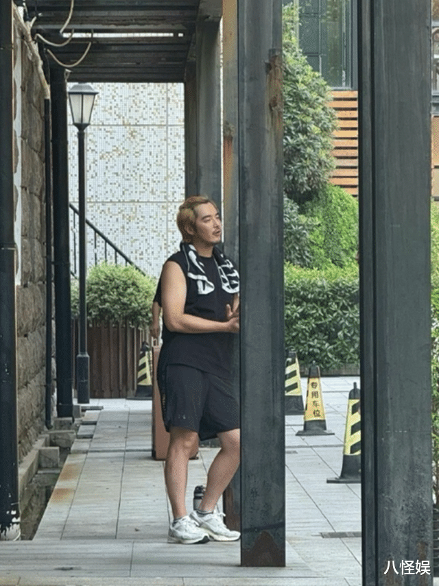 金世佳接儿子放学,189个头身材练得真好,牵着儿子手人夫感好强