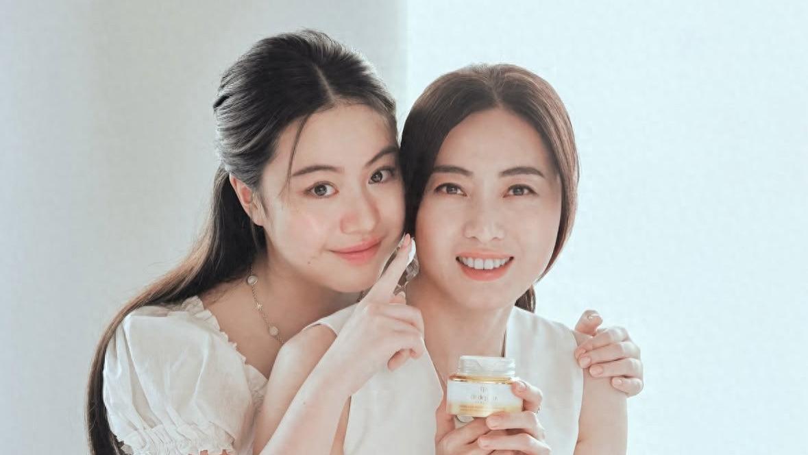 刘銮雄16岁女儿拍广告，五官明艳大气像父亲，与甘比同框似姐妹