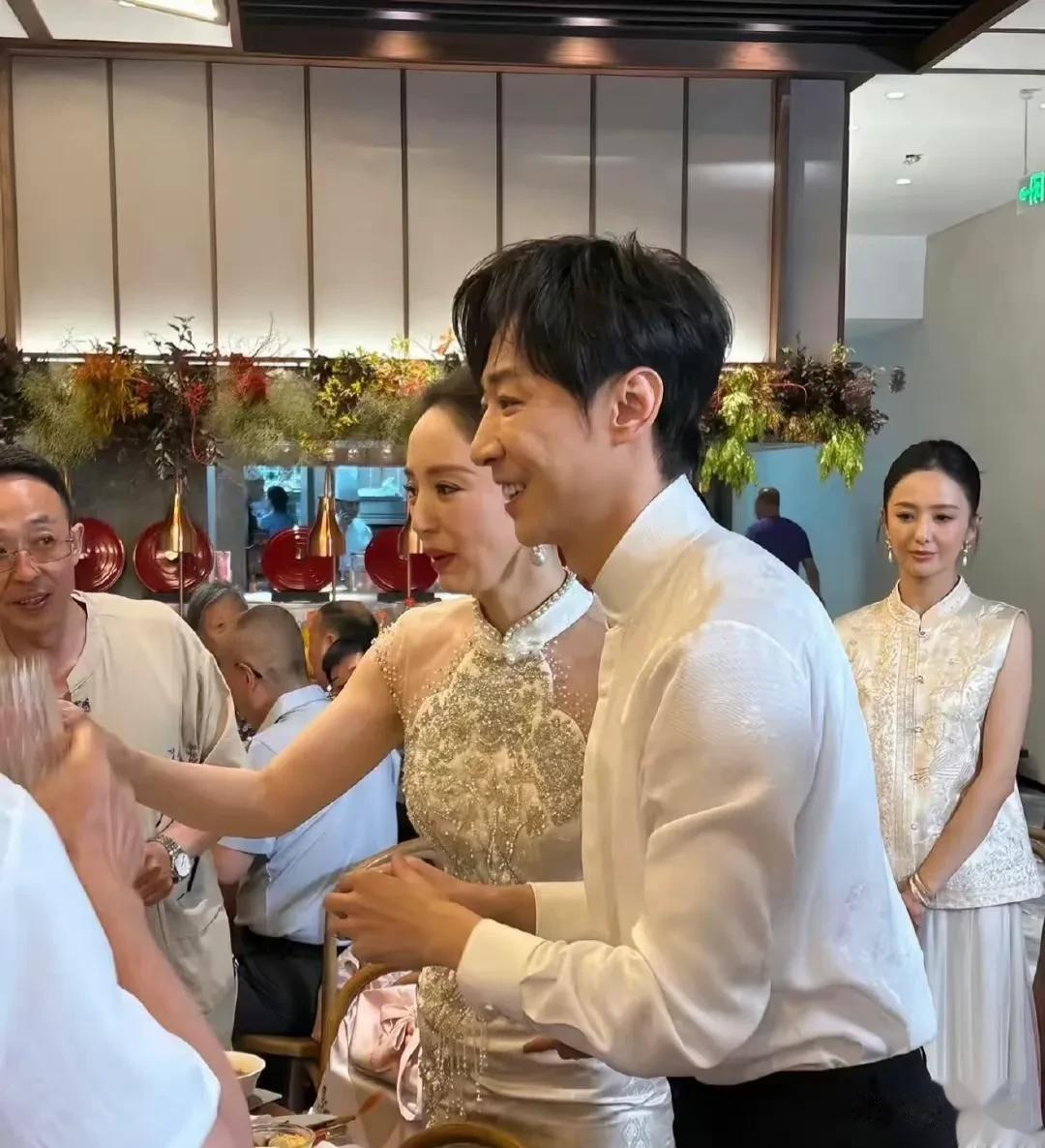 张维伊有个很不好的习惯 不是炫他劳力士手表,是随时戴着蓝牙耳机