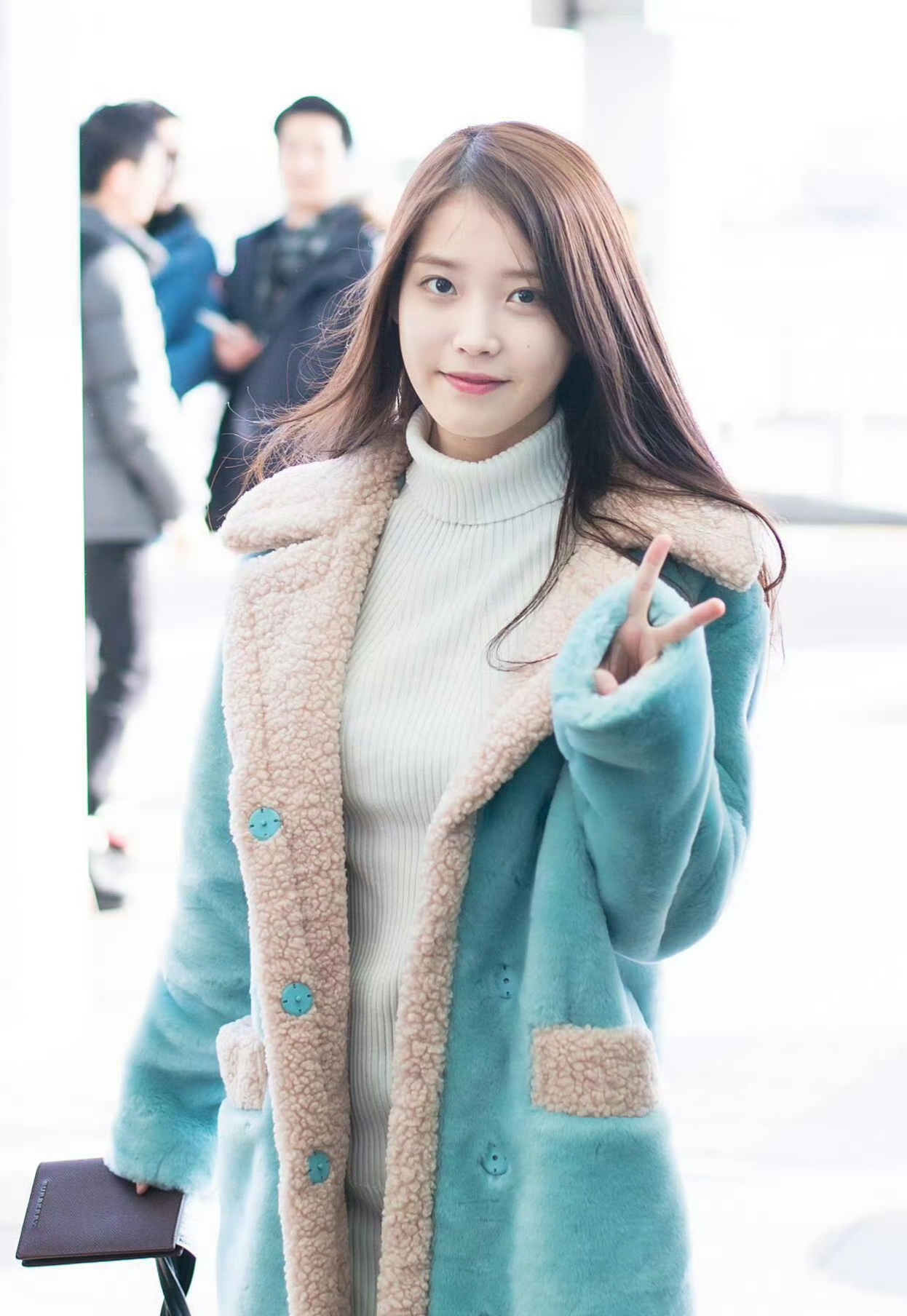 IU依旧是喜欢比耶的宝宝嫩嫩哒 毛茸茸的外套搭配黑靴
