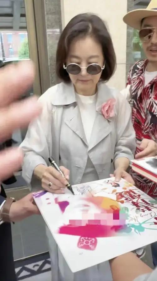 70岁林青霞在香港酒店喝下午茶，被人撞见。她雍容华贵，身材超赞