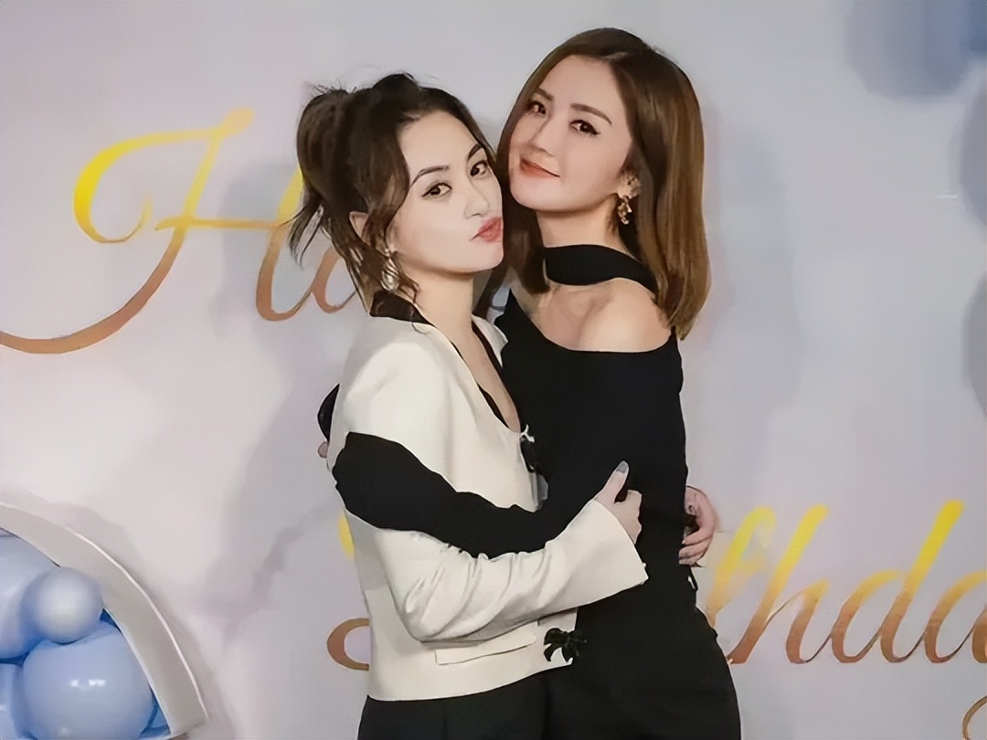 43岁阿娇生图暴击!穿厚底鞋和小18岁女星同框,这状态绝了!