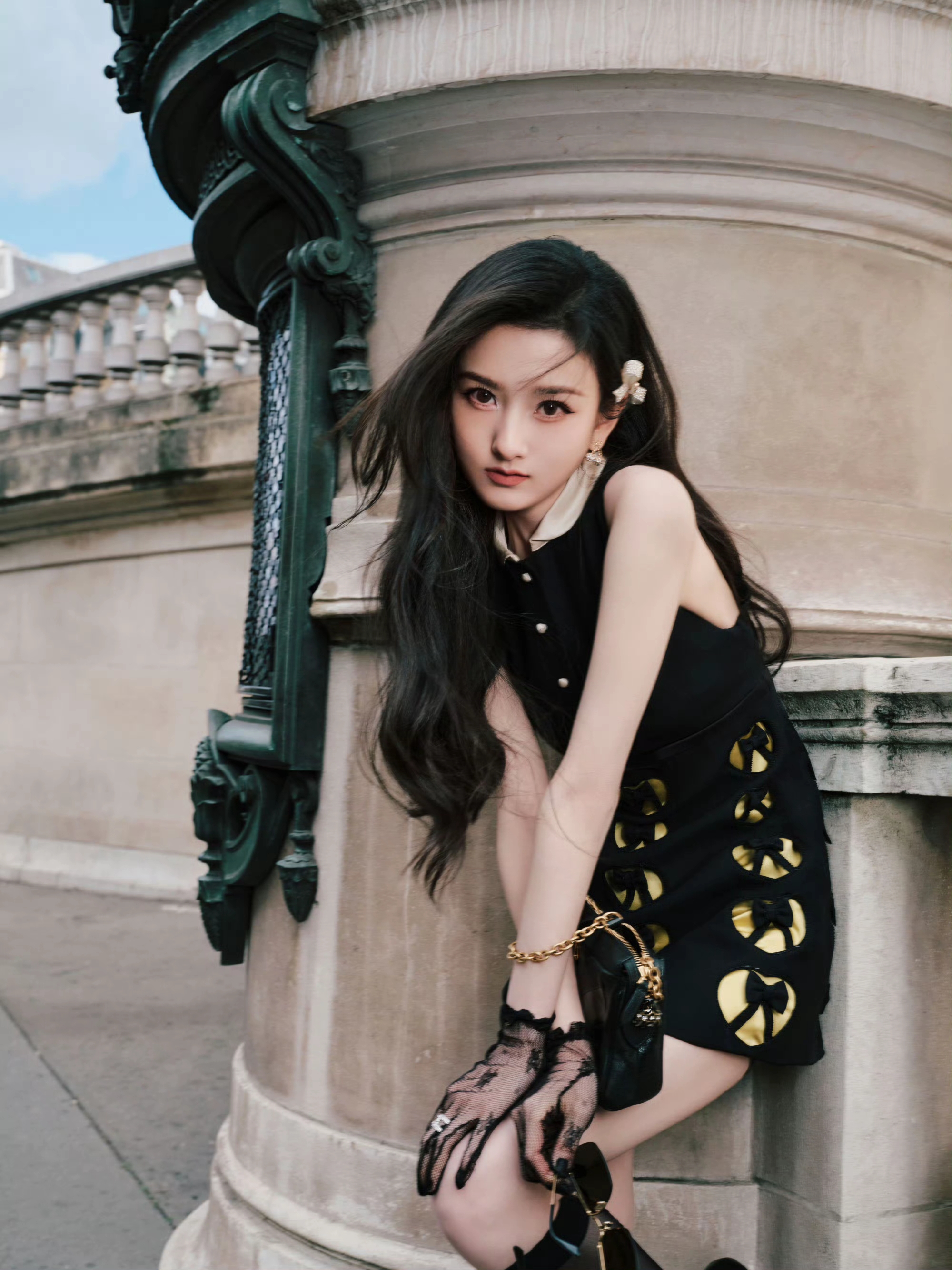 宋祖儿漫步巴黎,法式浪漫与黑色相融,是独一无二的黑天鹅