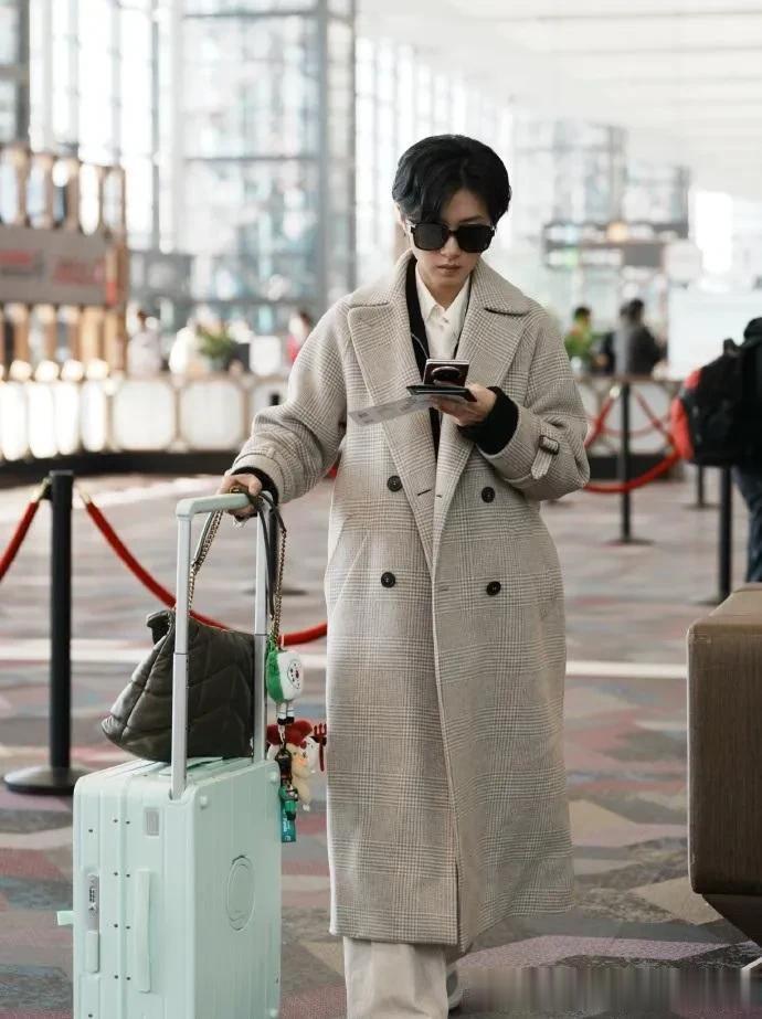 万茜真是穿搭高手!穿格纹大衣+白色阔腿裤,高级又洋气!