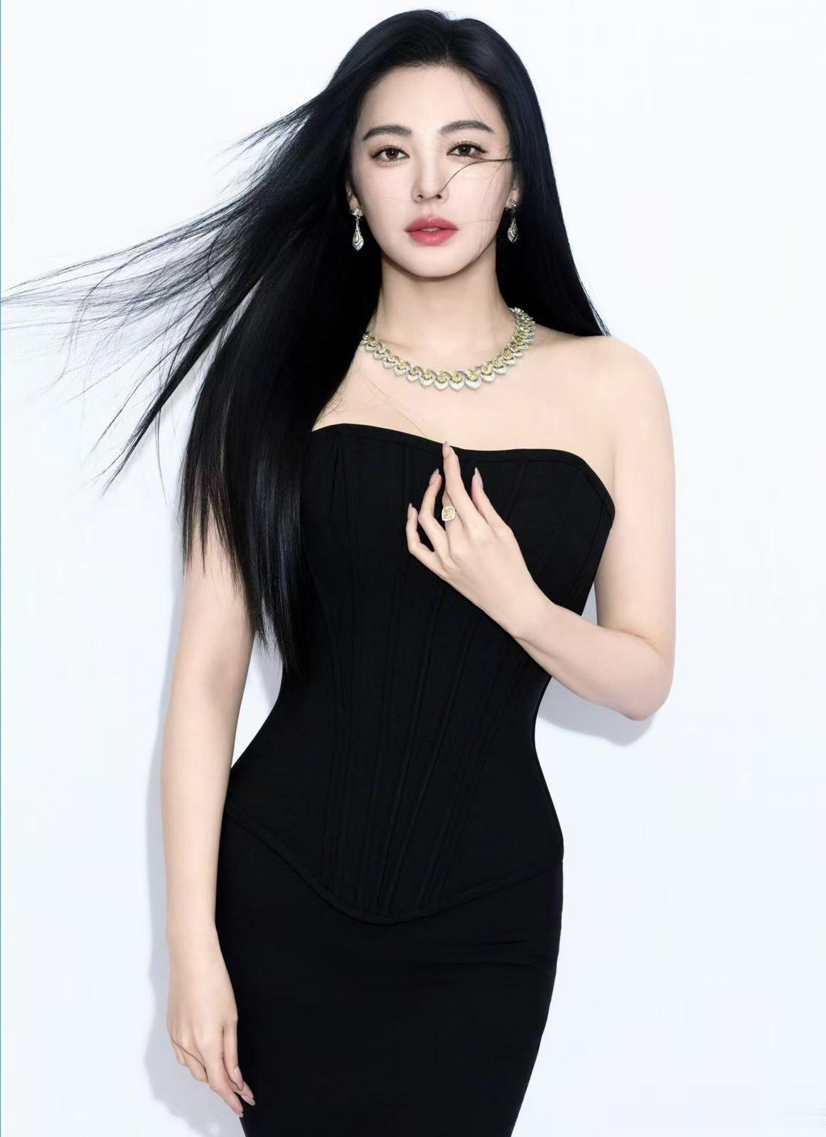 张雨绮出席芭莎珠宝年度盛典，鱼尾裙把腰线掐得巨绝，美到心巴上