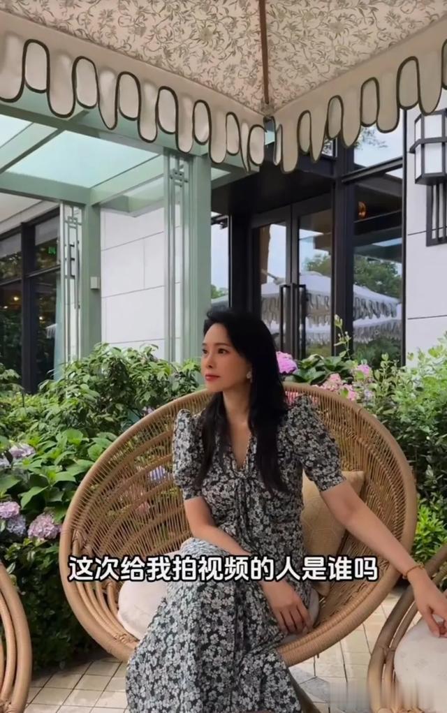 57岁伊能静晒和老公的幸福假期，一家人现身杭州灵隐寺求幸福快乐