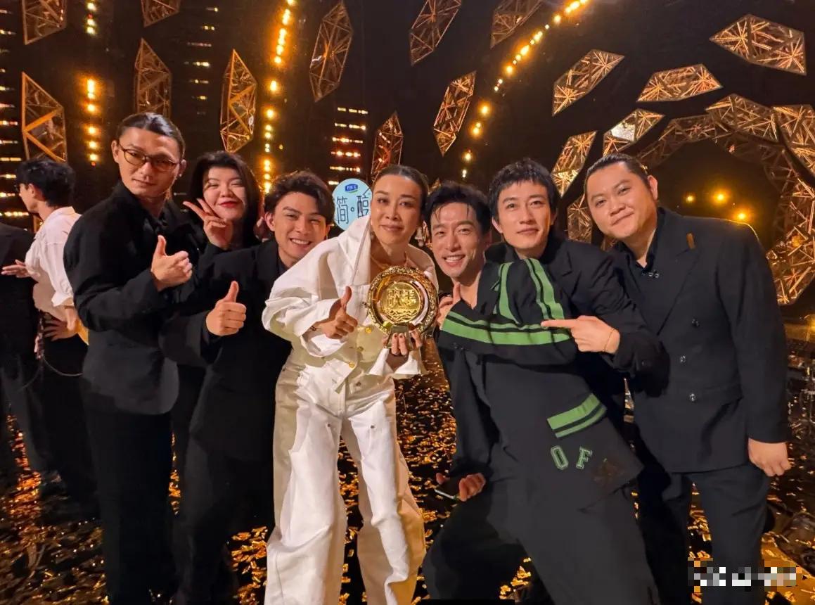 丈夫出轨风波真相大白3个月，58岁那英高调官宣喜讯，王菲没说错