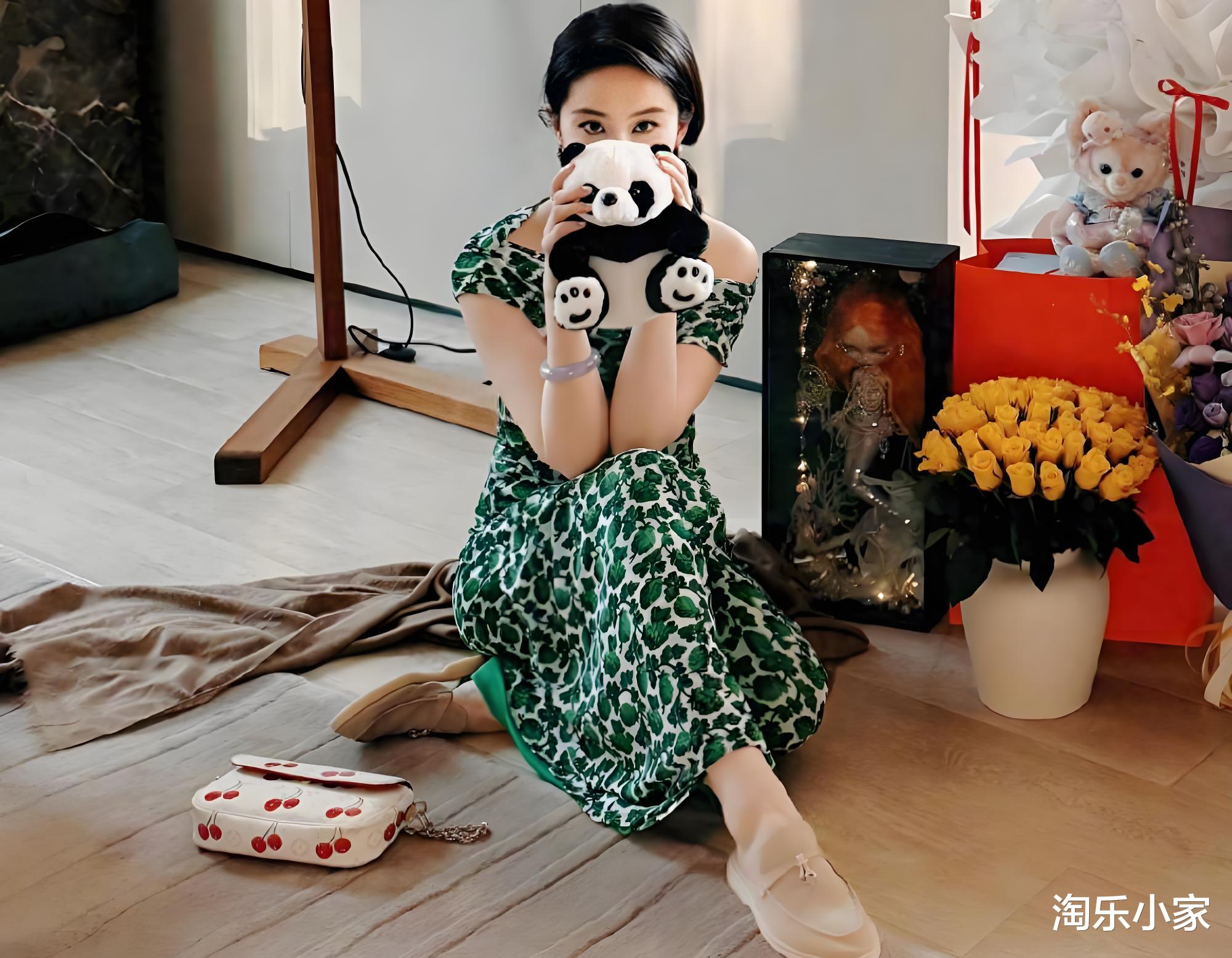 网友成都偶遇刘亦菲庆生！穿碎花裙吃火锅，这状态谁敢信？