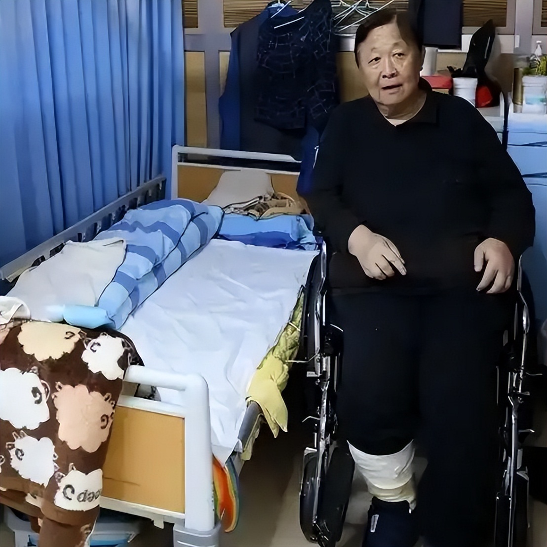 出名后出轨保姆，气死原配，如今77岁的他晚景凄凉，子女与其割席