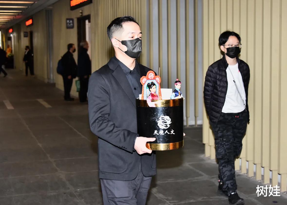 演员张振寰葬礼颇冷清，俩哥哥没来前妻在场没悼念，失联儿子现身