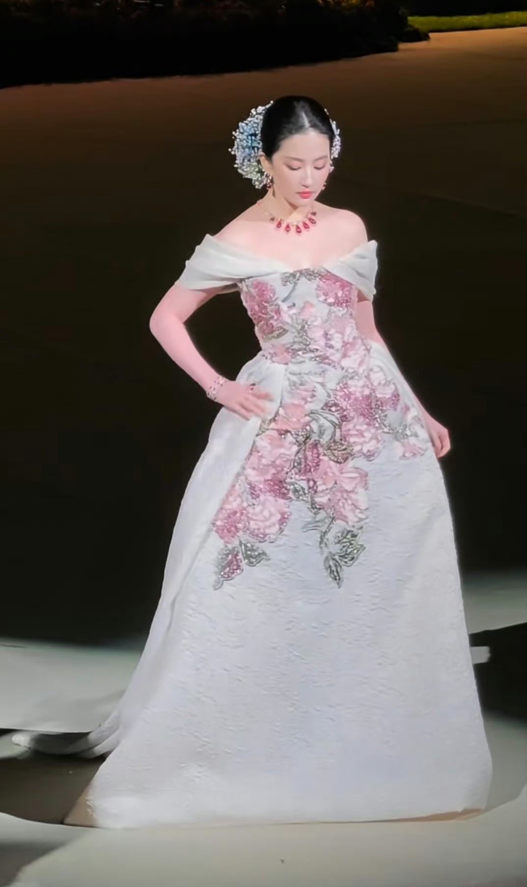 刘亦菲压轴再现经典,风华绝代诠释时光之美