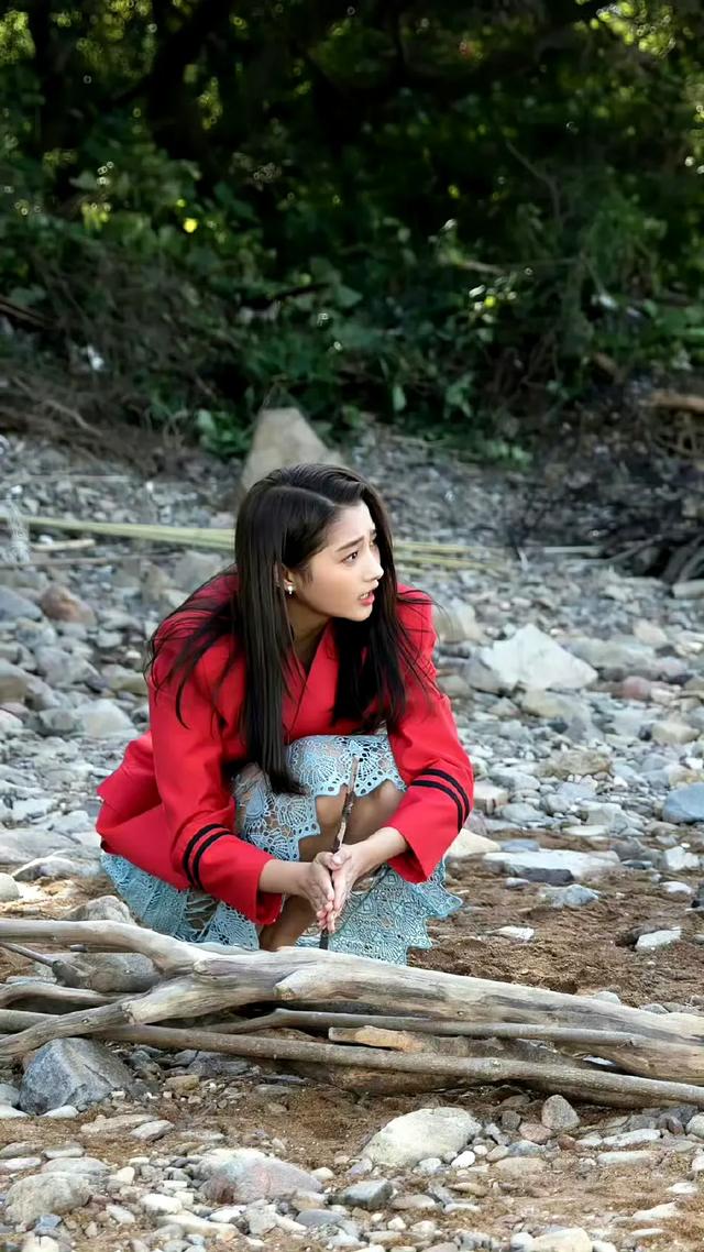 关晓彤早期野外综艺照曝光！以前真是又黑又壮，如今美到认不出！