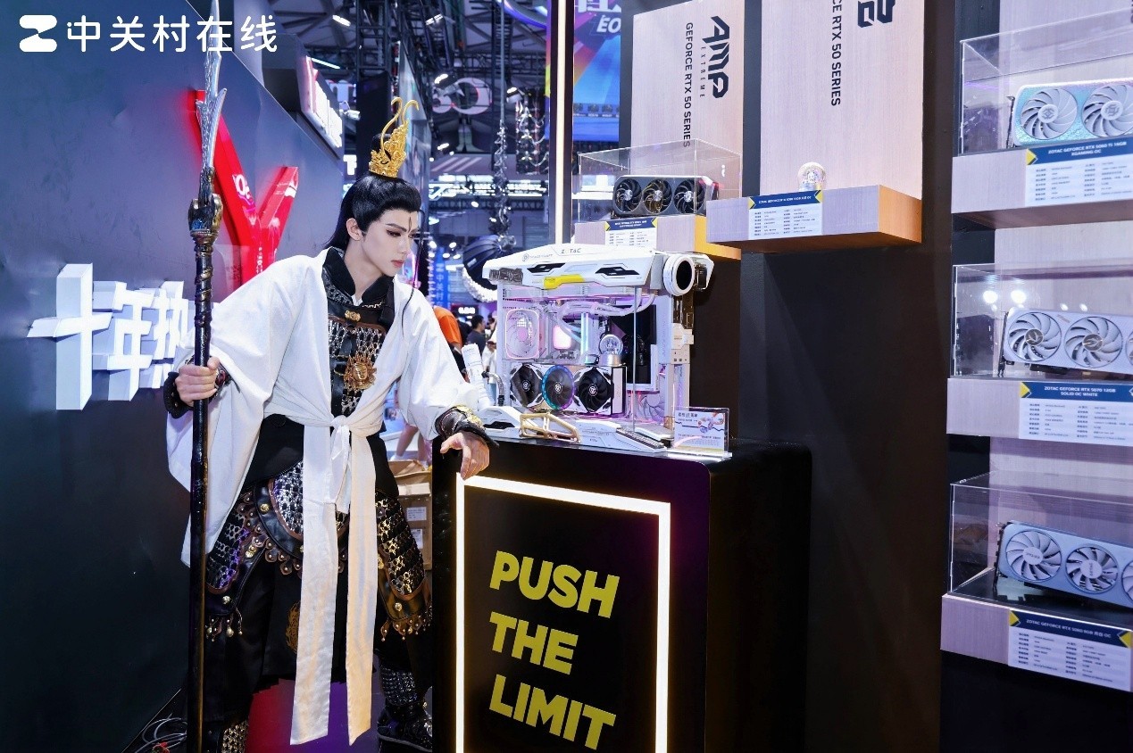 RTX 5080天启白色机甲美学太帅了 ChinaJoy2025索泰展台人气爆棚