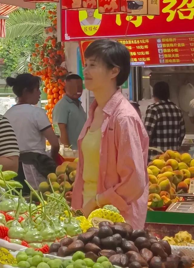53岁吴越在云南菜市场接地气,红衫黄衣配素颜,嫩得像刚摘的荔枝