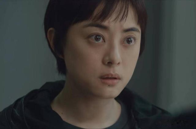 一脸凶相的孙俪算不算大美女呢?看她跟杨幂、周迅的合照就知道了