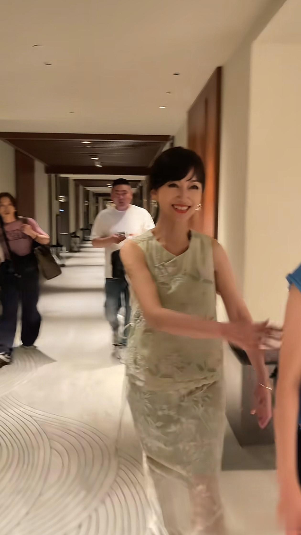 71岁赵雅芝日常穿搭：背心+半身裙，优雅又时尚，状态好得像45岁