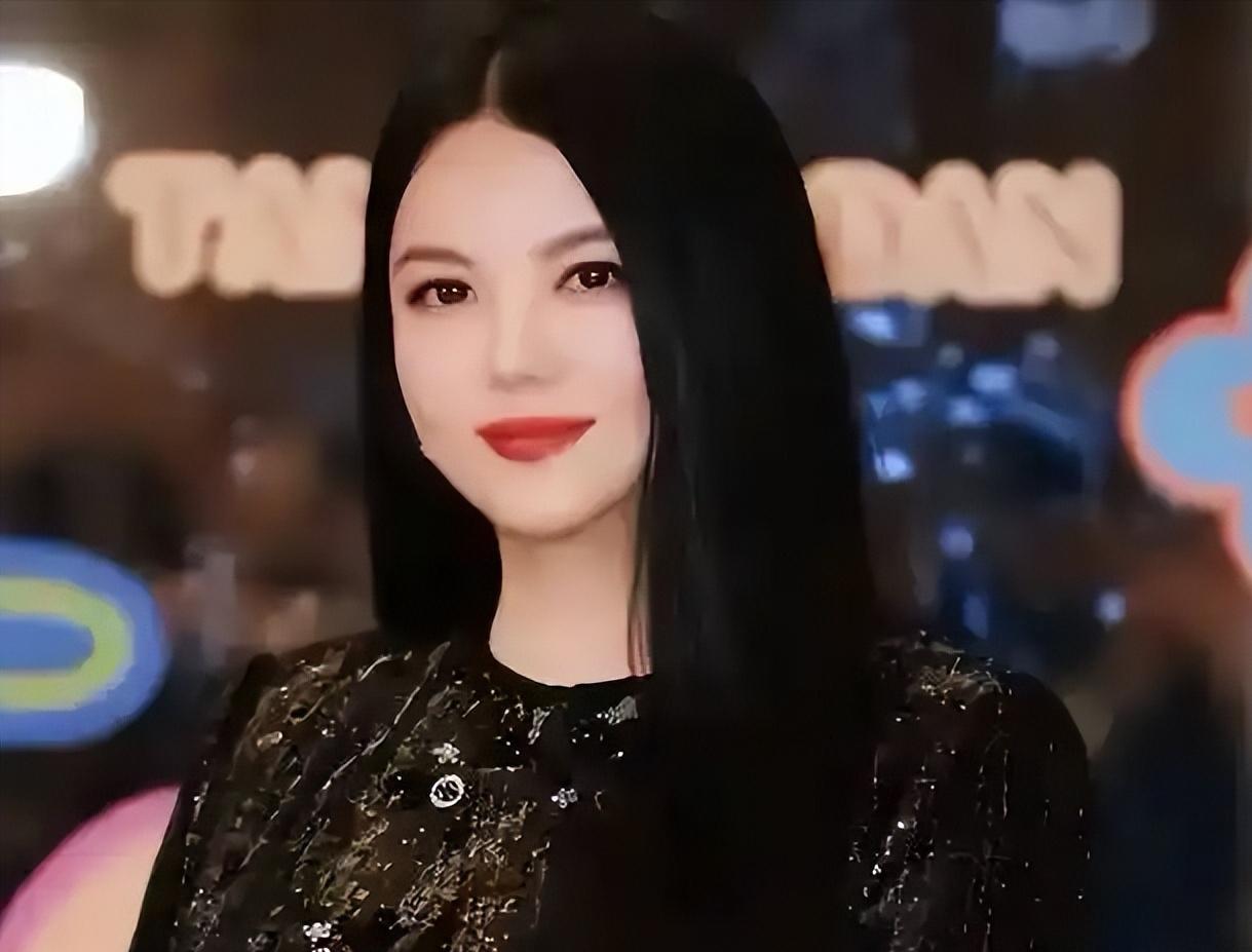 李湘风波再升级！家庭背景被扒了个底朝天，原来何炅当年的话没错