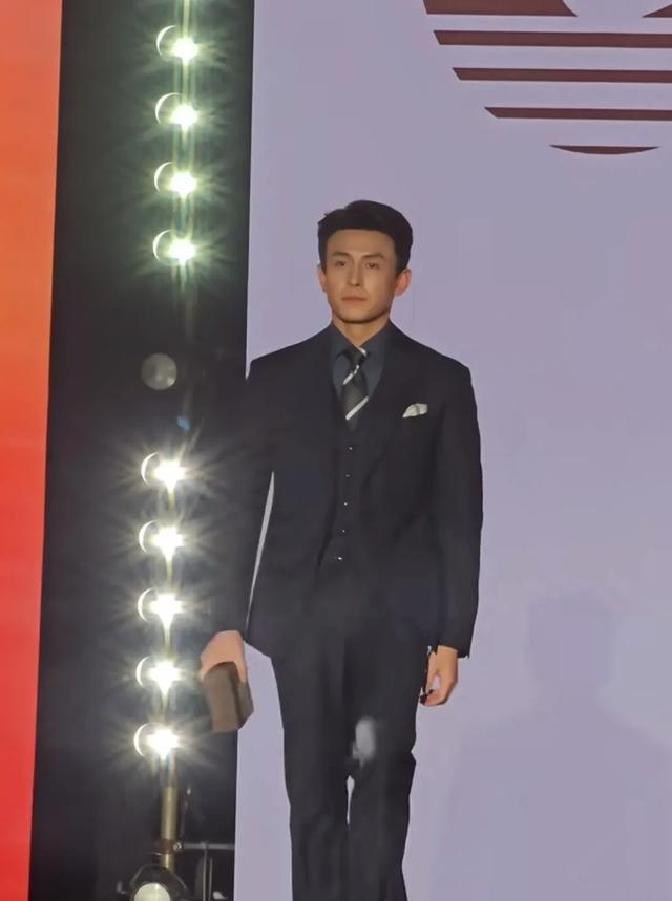 红果盛典这一夜，王凯沐刘萧旭同框，才知男人的帅分三六九等