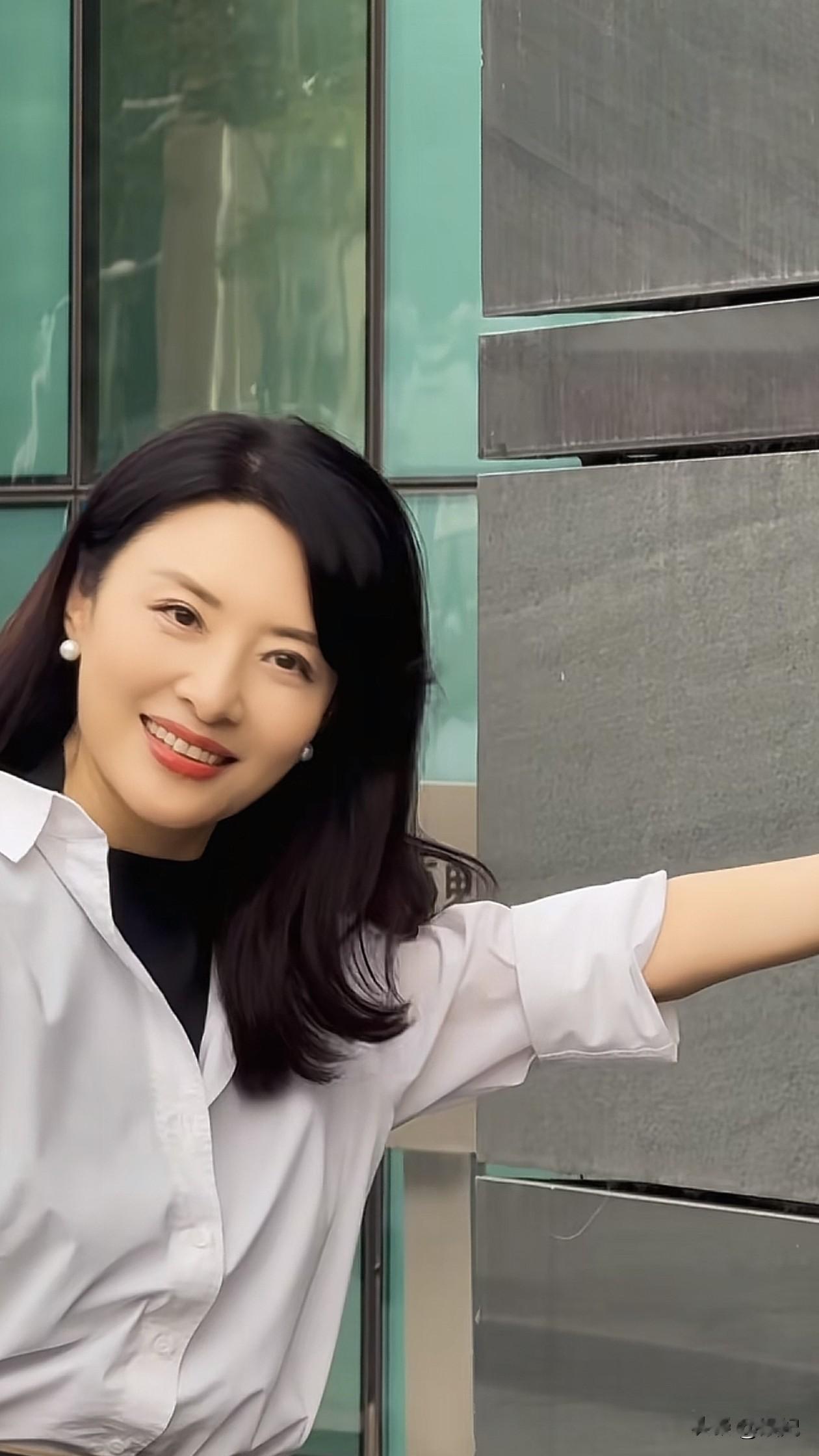 57岁周涛秋日穿搭：白衬衫+阔腿裤，减龄又高级，嫩得像35岁